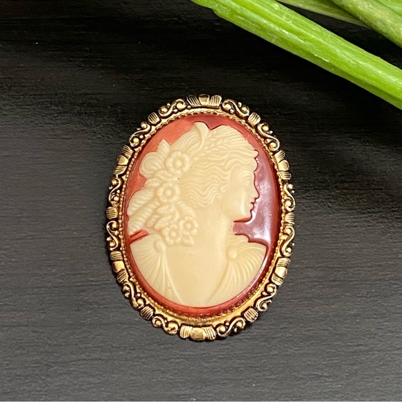Vintage Unsigned Victorian Lady Cameo Brooch - Picture 2 of 10